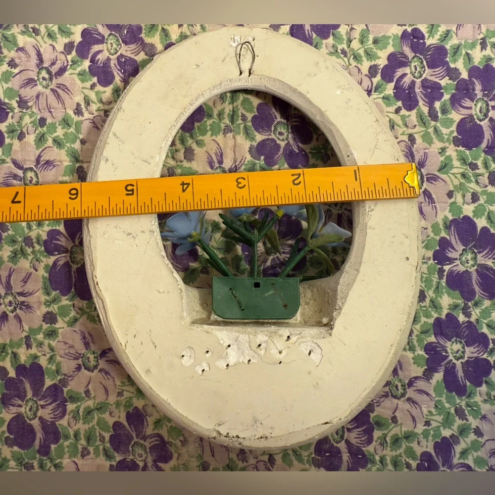 Vintage wall hanging. Plaster with faux periwinkle flowers 6x7.5” oval - Picture 6 of 8
